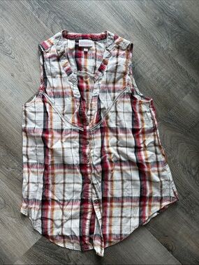 Shyanne Sleeveless Plaid Button-Up Top in Cream & Red sz m